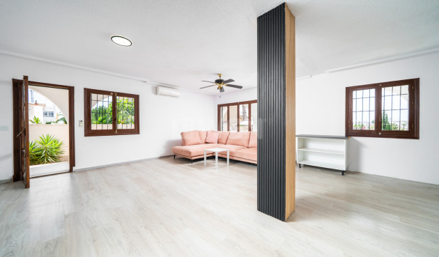 Odsprzedaż - Villa - Los Balcones - Costa Blanca