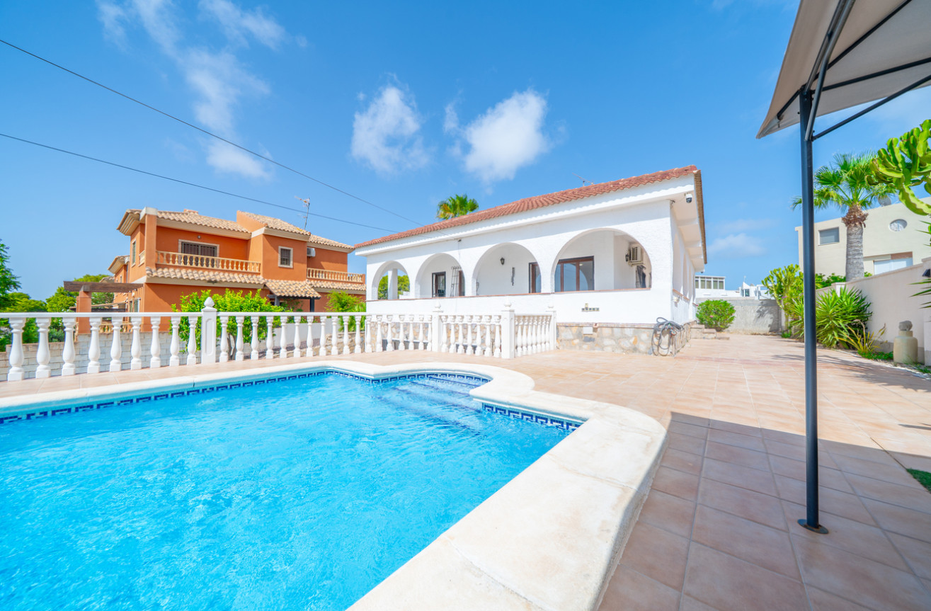 Odsprzedaż - Villa - Los Balcones - Costa Blanca