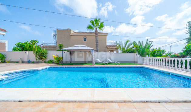 Odsprzedaż - Villa - Los Balcones - Costa Blanca