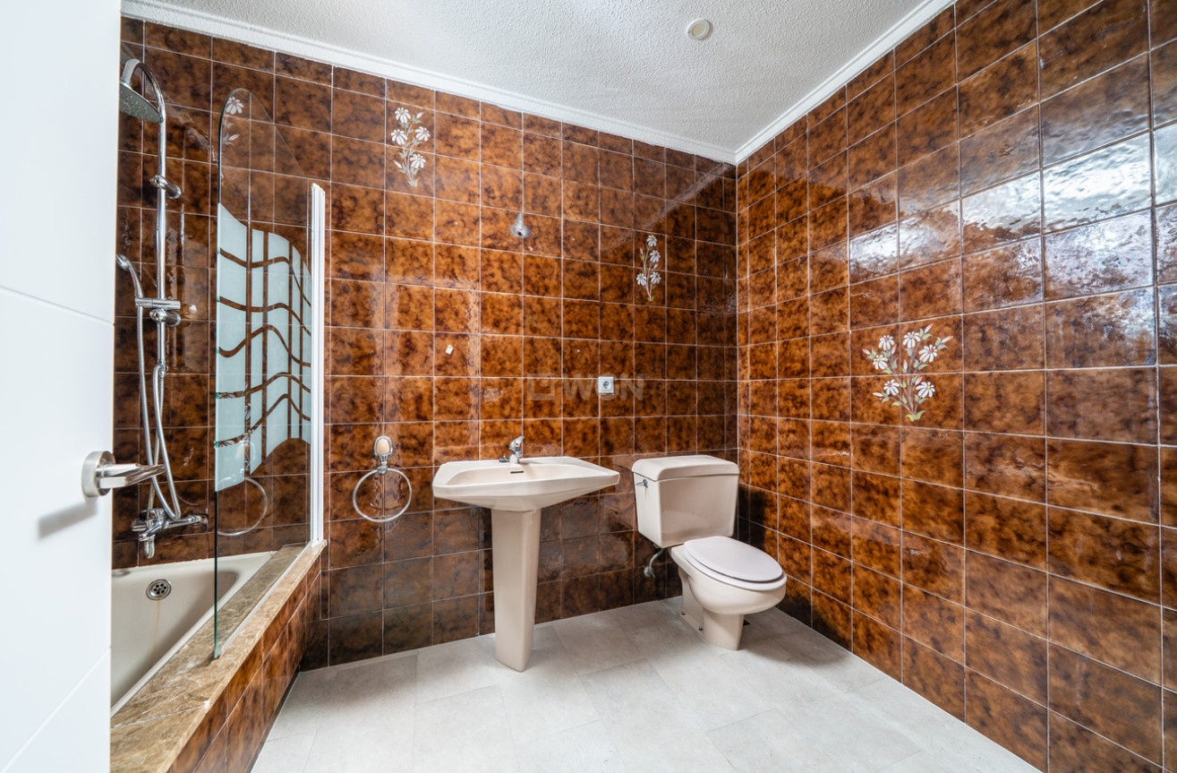 Odsprzedaż - Villa - Los Balcones - Costa Blanca