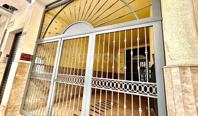 Odsprzedaż - Mieszkanie w bloku - Torrevieja - Costa Blanca