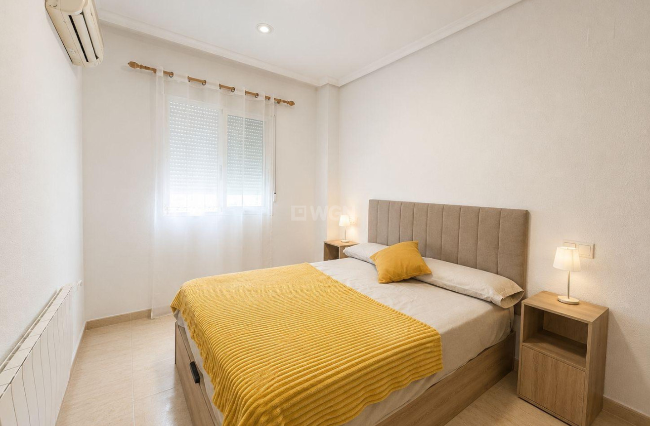 Odsprzedaż - Mieszkanie w bloku - Torrevieja - Playa del Cura