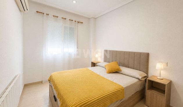Odsprzedaż - Mieszkanie w bloku - Torrevieja - Playa del Cura