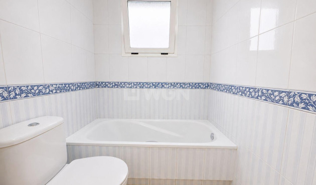 Odsprzedaż - Mieszkanie w bloku - Torrevieja - Playa del Cura