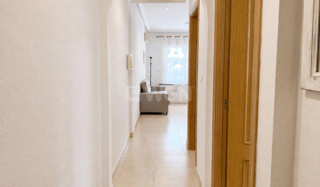 Odsprzedaż - Mieszkanie w bloku - Torrevieja - Playa del Cura
