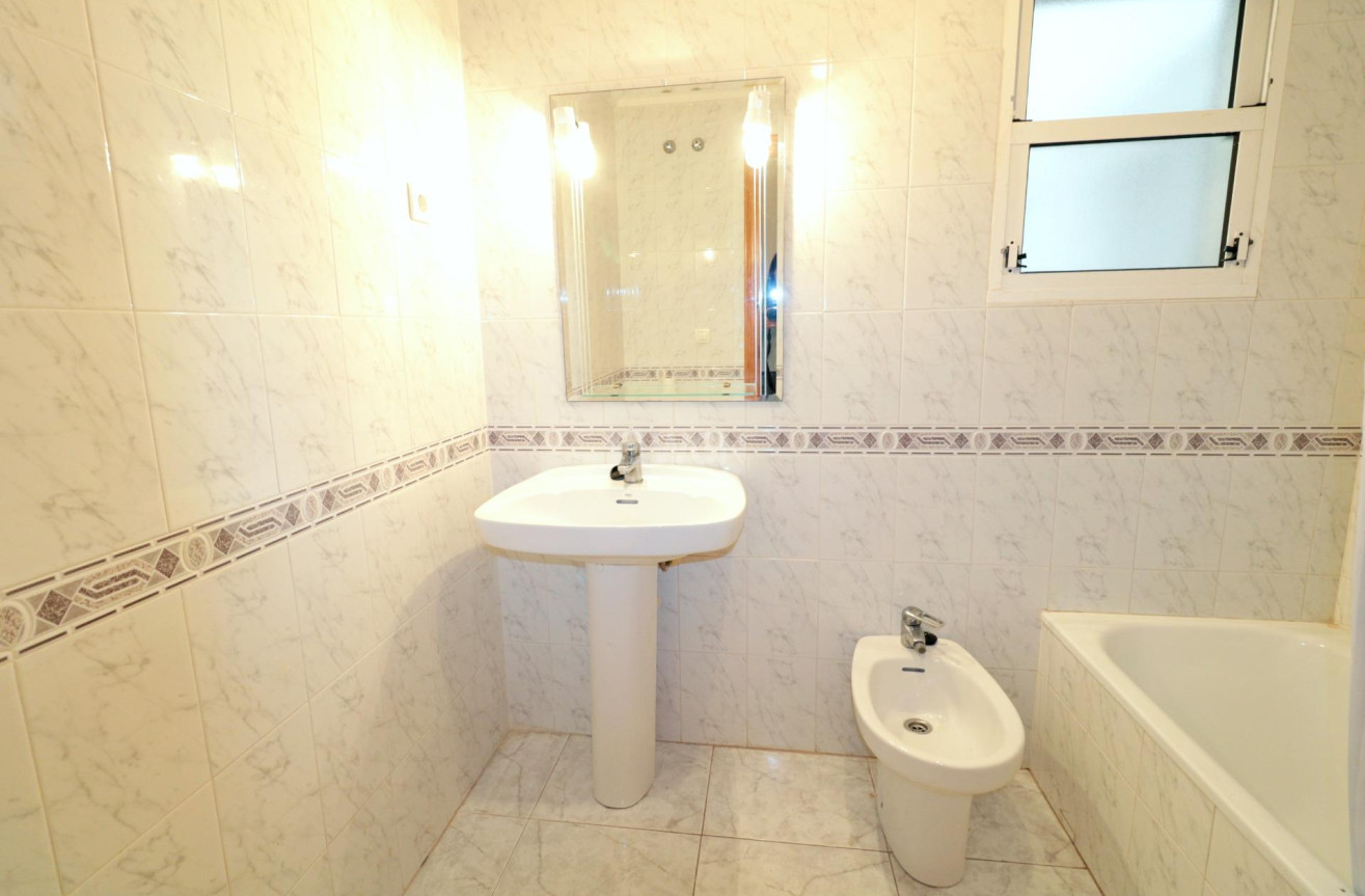 Odsprzedaż - Mieszkanie w bloku - Torrevieja - Playa del Cura