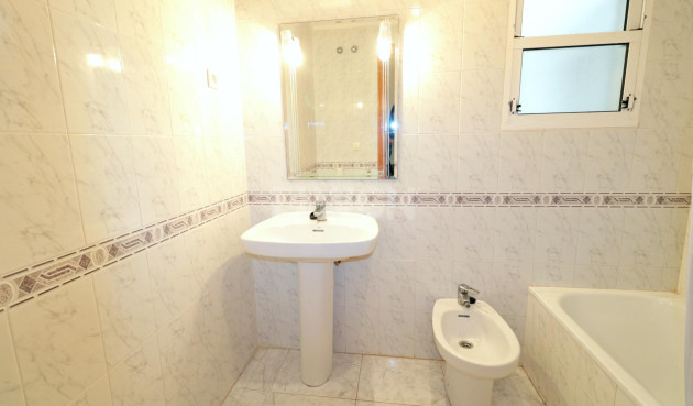 Odsprzedaż - Mieszkanie w bloku - Torrevieja - Playa del Cura