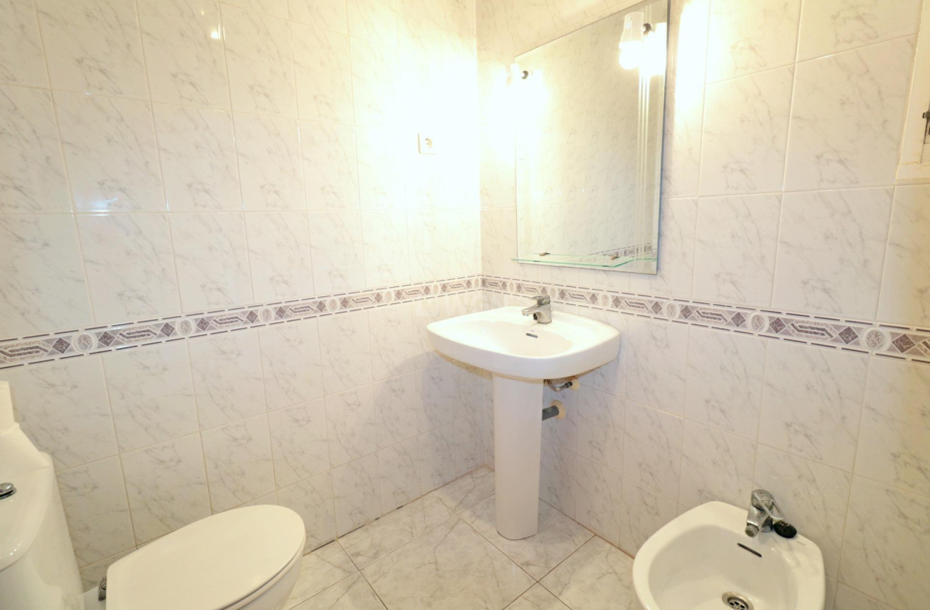 Odsprzedaż - Mieszkanie w bloku - Torrevieja - Playa del Cura