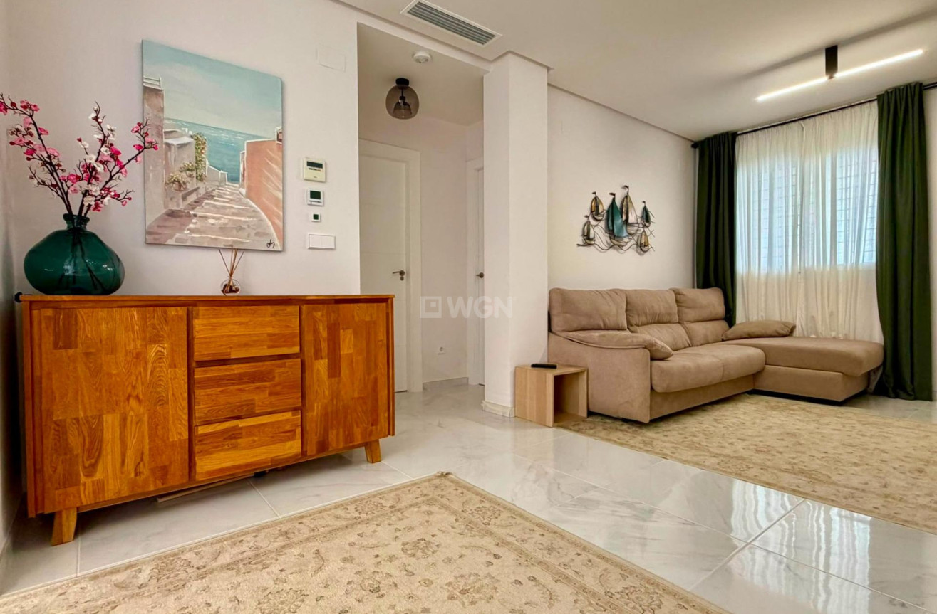 Odsprzedaż - Mieszkanie w bloku - Torrevieja - aguas nuevas