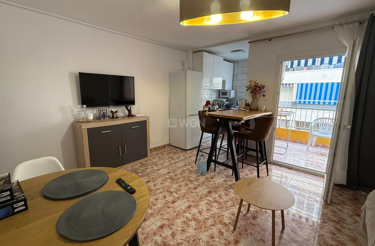 Odsprzedaż - Mieszkanie w bloku - Torrevieja - Playa de los Locos