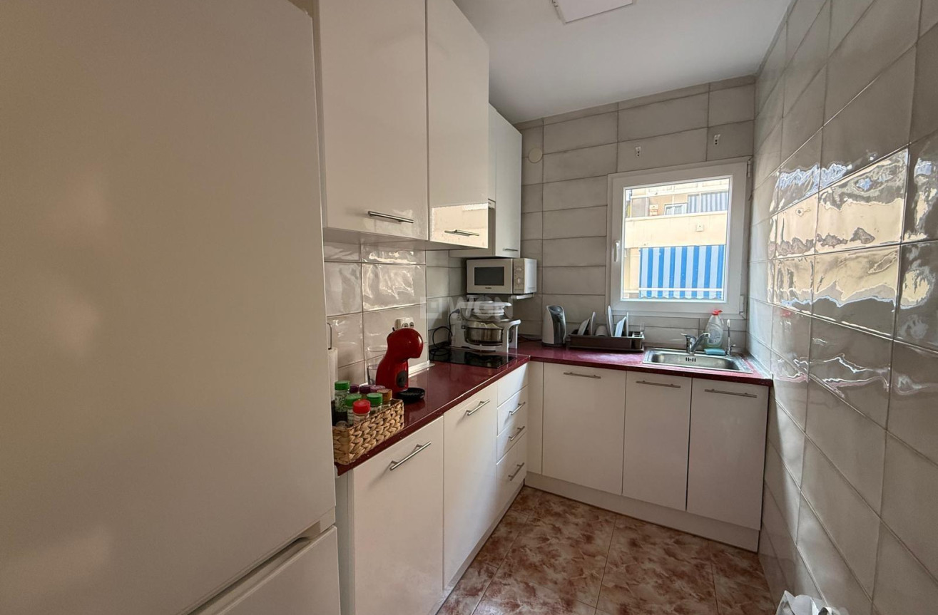 Odsprzedaż - Mieszkanie w bloku - Torrevieja - Playa de los Locos