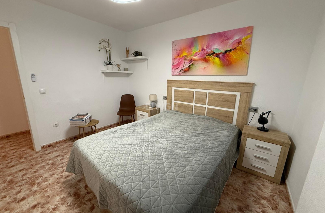 Odsprzedaż - Mieszkanie w bloku - Torrevieja - Playa de los Locos