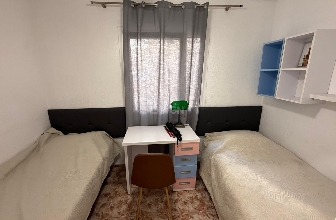 Odsprzedaż - Mieszkanie w bloku - Torrevieja - Playa de los Locos