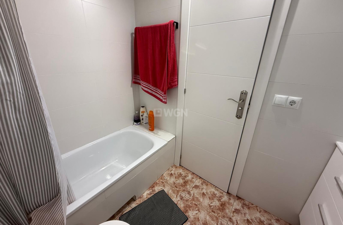 Odsprzedaż - Mieszkanie w bloku - Torrevieja - Playa de los Locos