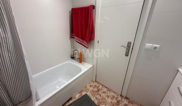 Odsprzedaż - Mieszkanie w bloku - Torrevieja - Playa de los Locos