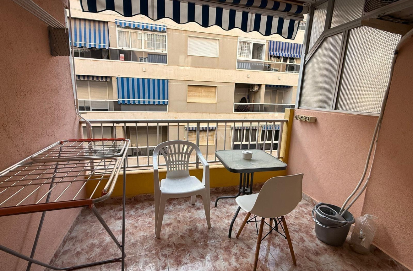 Odsprzedaż - Mieszkanie w bloku - Torrevieja - Playa de los Locos