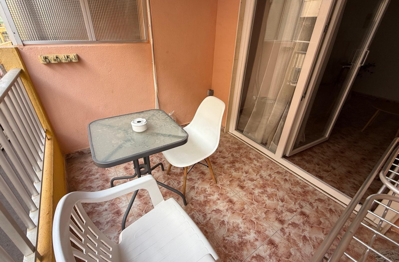 Odsprzedaż - Mieszkanie w bloku - Torrevieja - Playa de los Locos
