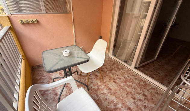 Odsprzedaż - Mieszkanie w bloku - Torrevieja - Playa de los Locos