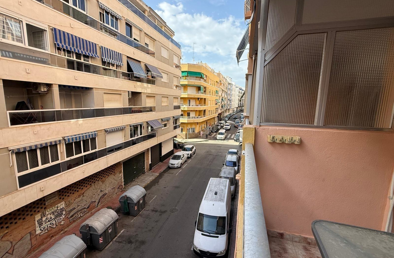 Odsprzedaż - Mieszkanie w bloku - Torrevieja - Playa de los Locos