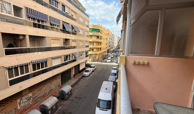 Odsprzedaż - Mieszkanie w bloku - Torrevieja - Playa de los Locos