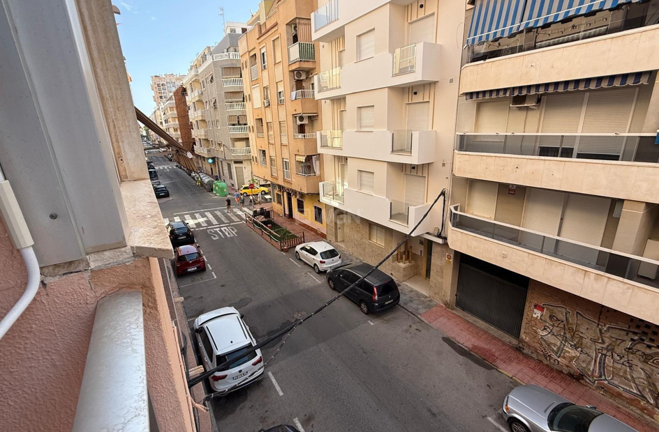 Odsprzedaż - Mieszkanie w bloku - Torrevieja - Playa de los Locos