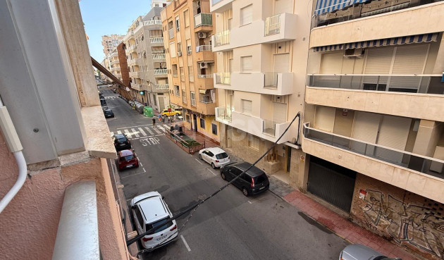 Odsprzedaż - Mieszkanie w bloku - Torrevieja - Playa de los Locos