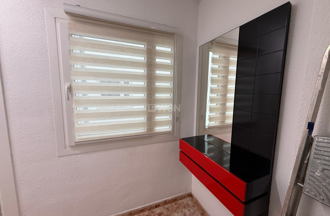 Odsprzedaż - Mieszkanie w bloku - Torrevieja - Playa de los Locos