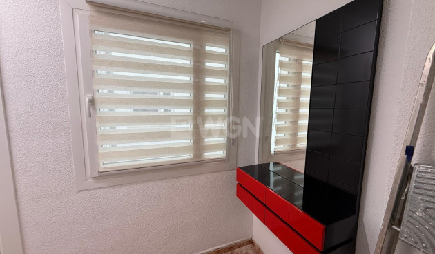 Odsprzedaż - Mieszkanie w bloku - Torrevieja - Playa de los Locos