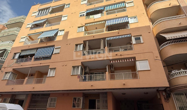 Odsprzedaż - Mieszkanie w bloku - Torrevieja - Playa de los Locos