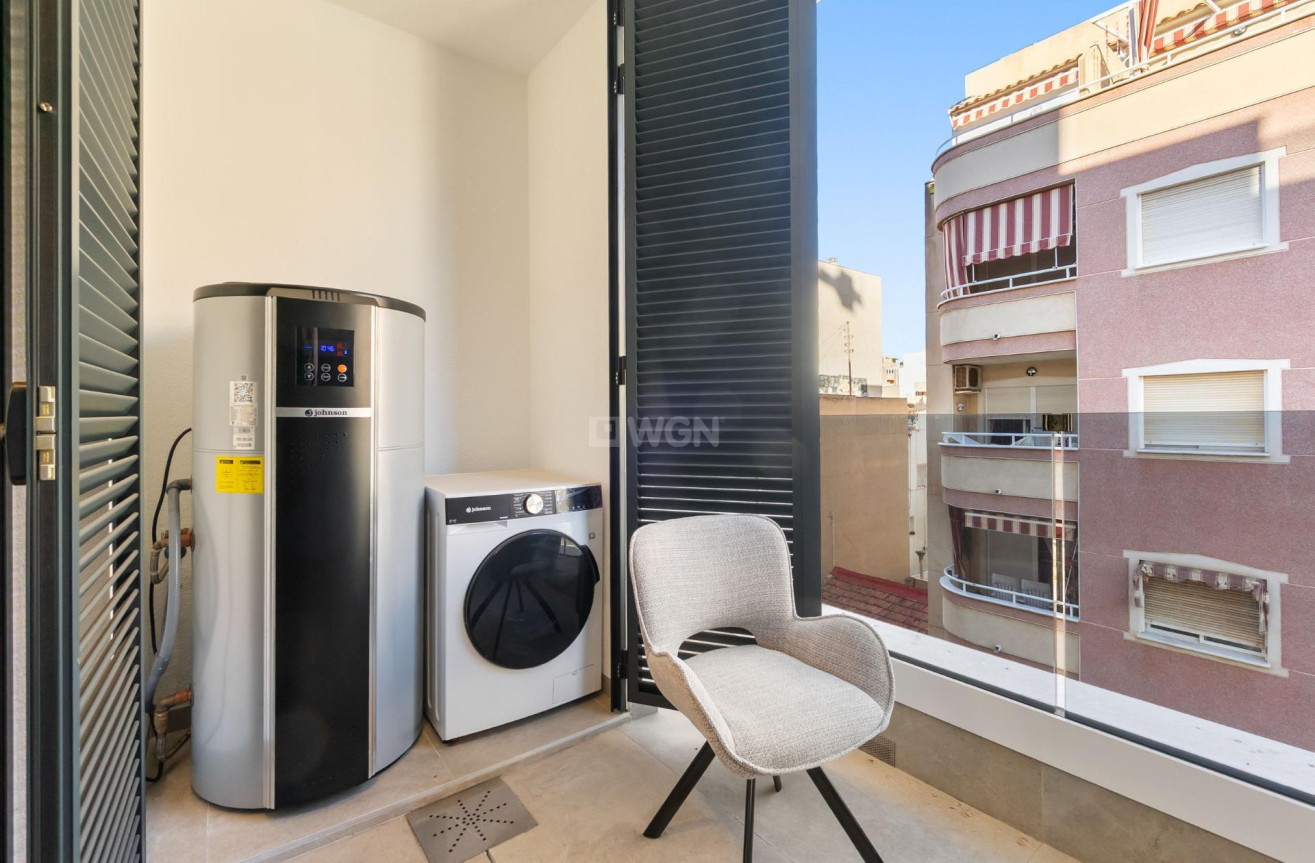 Odsprzedaż - Mieszkanie w bloku - Torrevieja - Playa del Cura