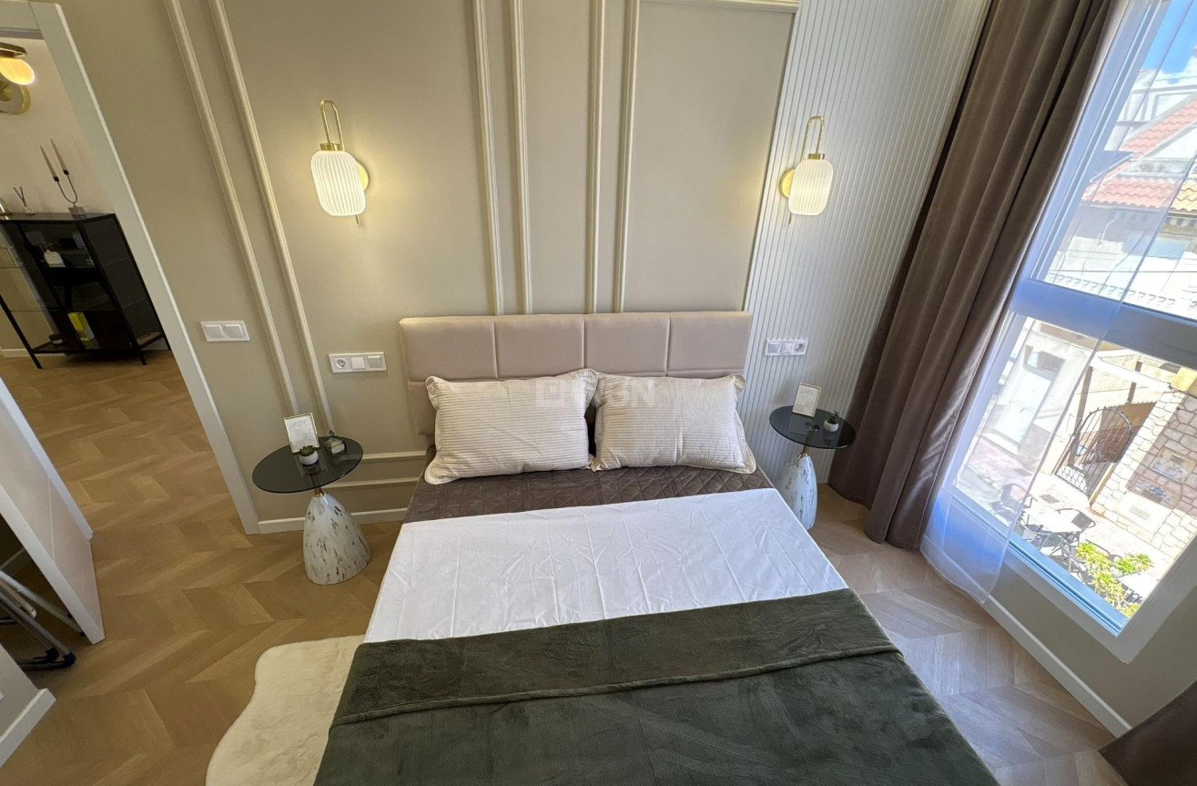 Odsprzedaż - Mieszkanie w bloku - Torrevieja - Playa del Cura