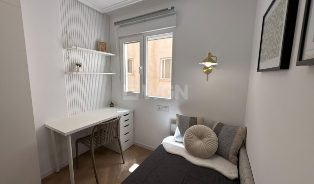 Odsprzedaż - Mieszkanie w bloku - Torrevieja - Playa del Cura