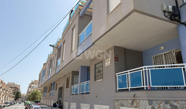 Odsprzedaż - Mieszkanie w bloku - Torrevieja - Playa del Cura