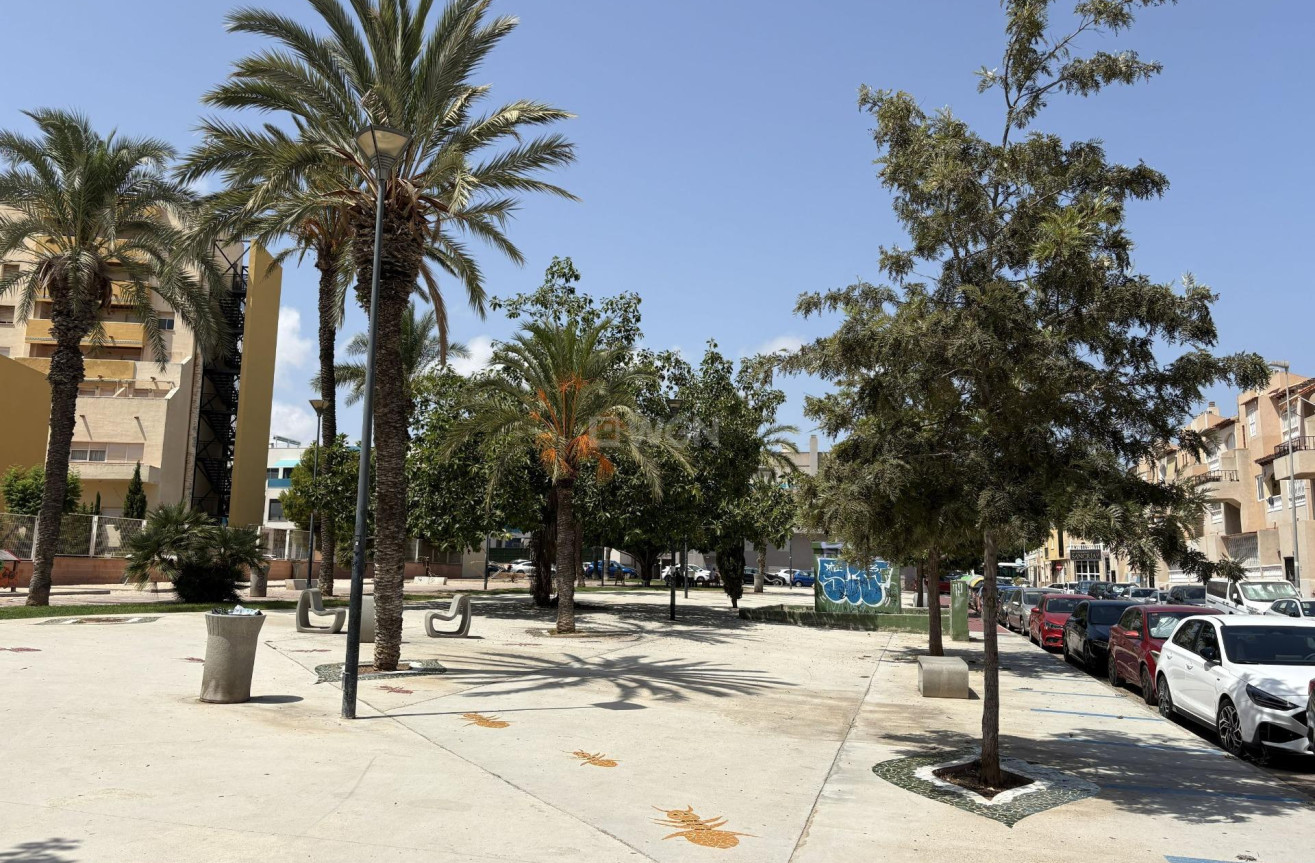 Odsprzedaż - Mieszkanie w bloku - Torrevieja - Playa del Cura