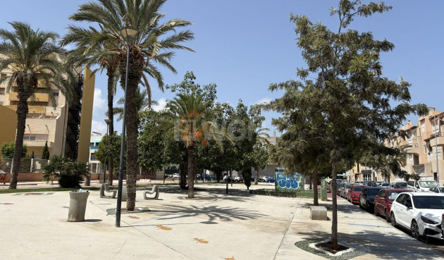 Odsprzedaż - Mieszkanie w bloku - Torrevieja - Playa del Cura