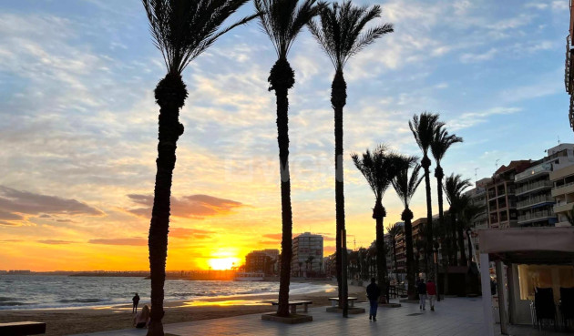 Odsprzedaż - Mieszkanie w bloku - Torrevieja - Playa del Cura