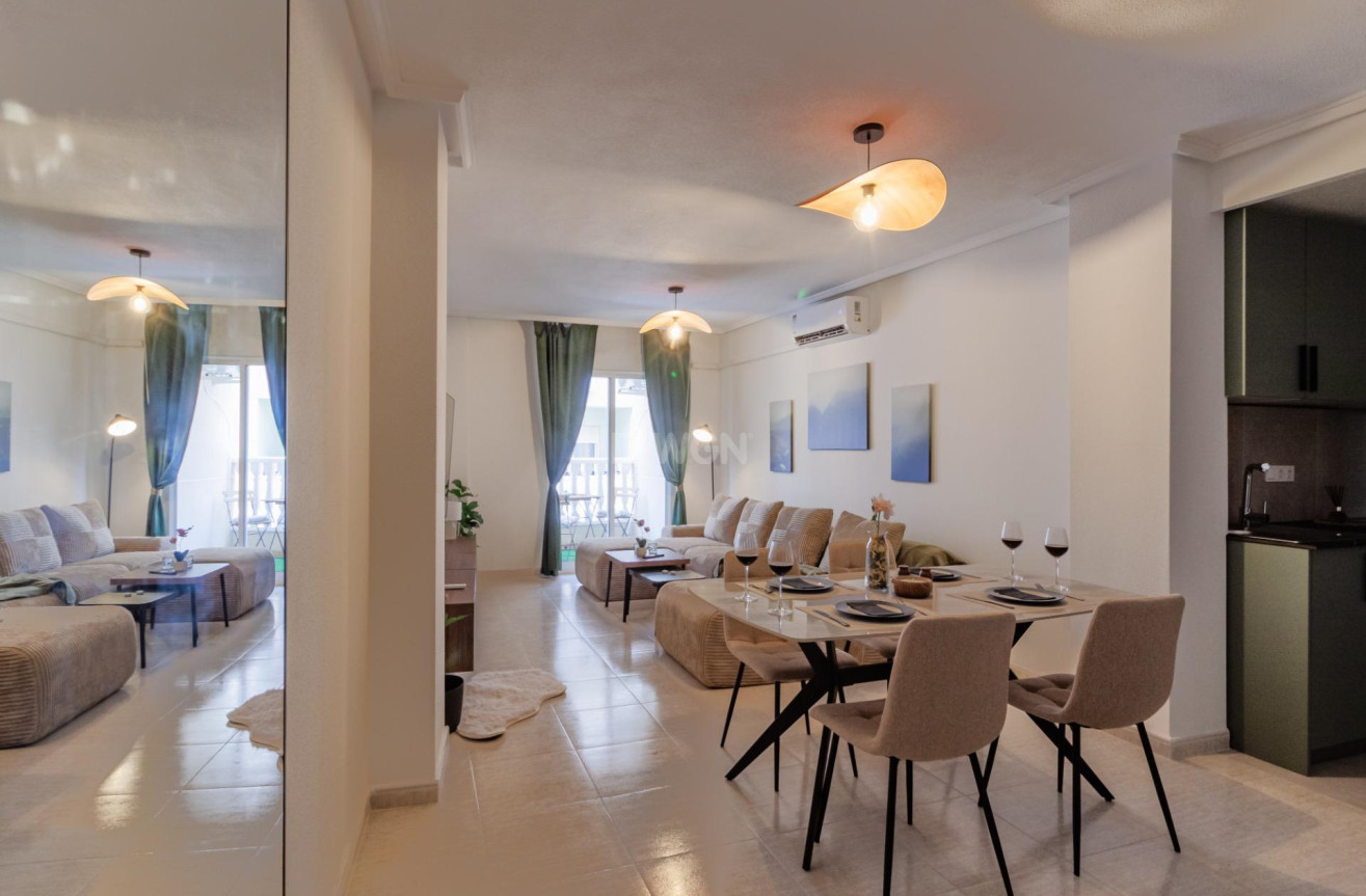 Odsprzedaż - Mieszkanie w bloku - Torrevieja - Playa del Cura