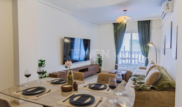 Odsprzedaż - Mieszkanie w bloku - Torrevieja - Playa del Cura