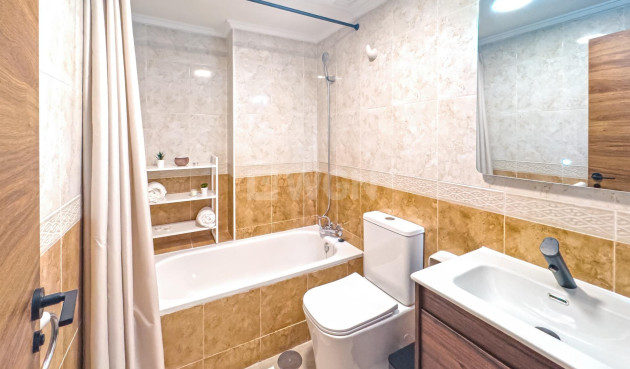 Odsprzedaż - Mieszkanie w bloku - Torrevieja - Playa del Cura