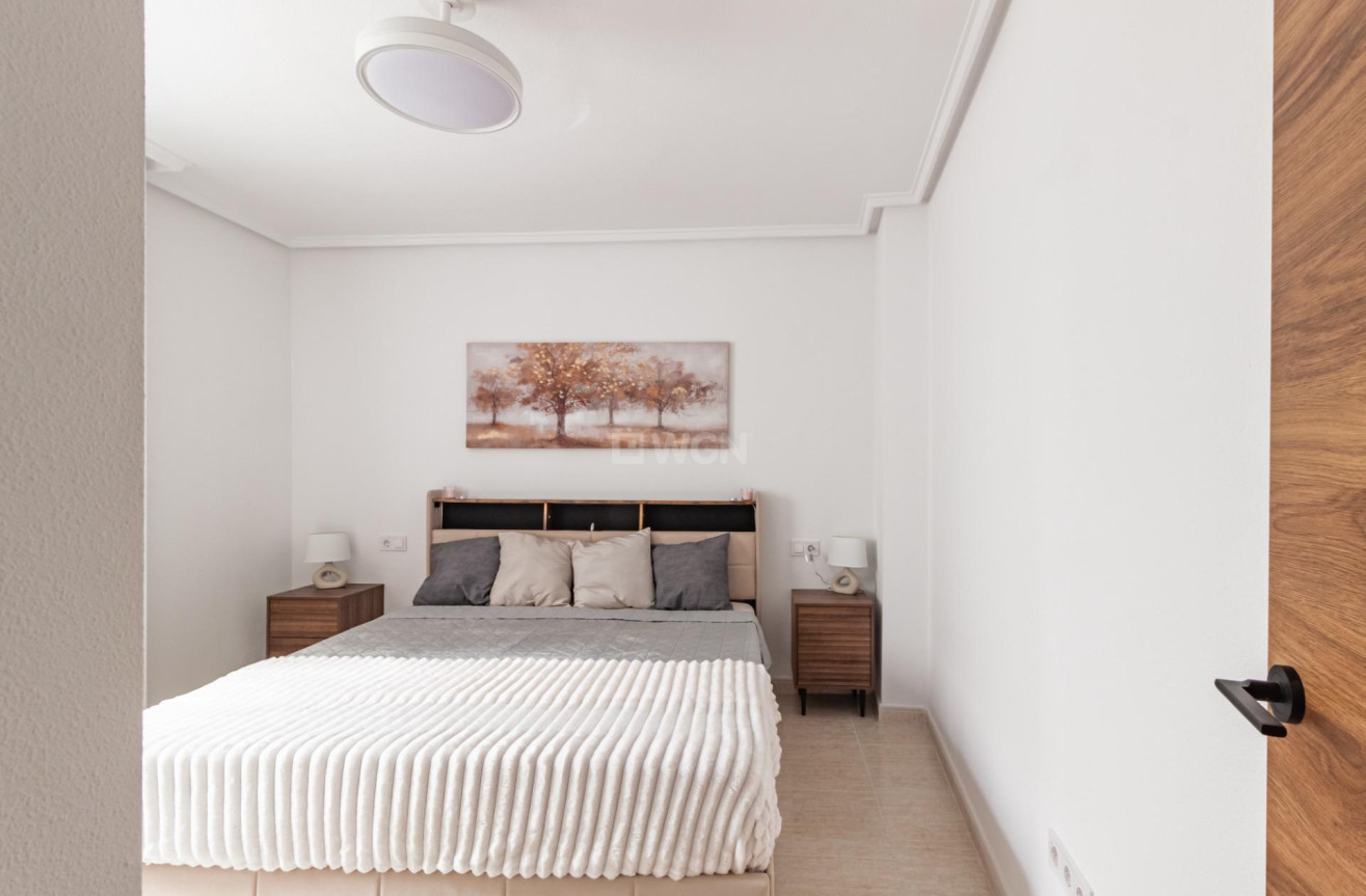 Odsprzedaż - Mieszkanie w bloku - Torrevieja - Playa del Cura