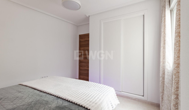 Odsprzedaż - Mieszkanie w bloku - Torrevieja - Playa del Cura