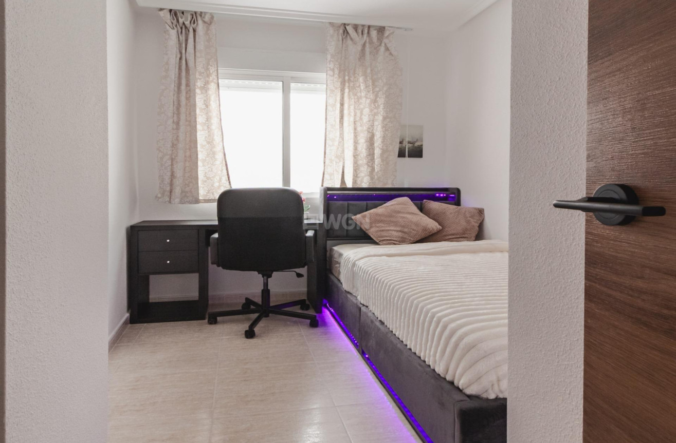 Odsprzedaż - Mieszkanie w bloku - Torrevieja - Playa del Cura