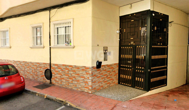 Odsprzedaż - Mieszkanie w bloku - Torrevieja - Playa del Cura