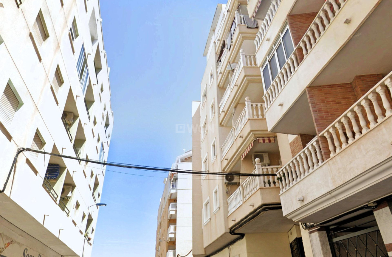 Odsprzedaż - Mieszkanie w bloku - Torrevieja - Playa del Cura