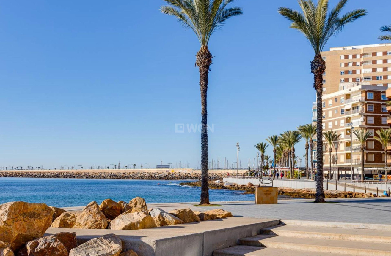 Odsprzedaż - Mieszkanie w bloku - Torrevieja - Playa del Cura