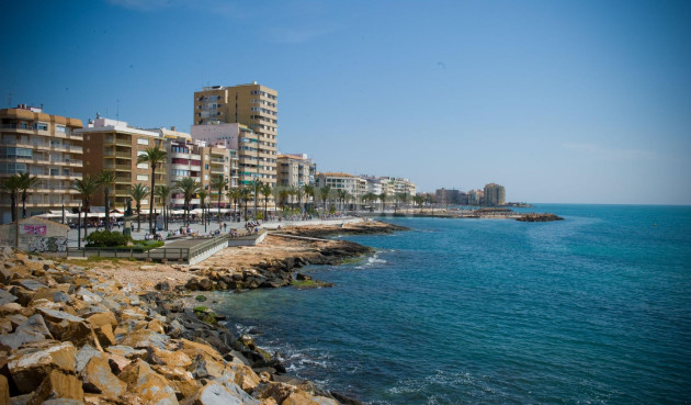 Odsprzedaż - Mieszkanie w bloku - Torrevieja - Playa del Cura
