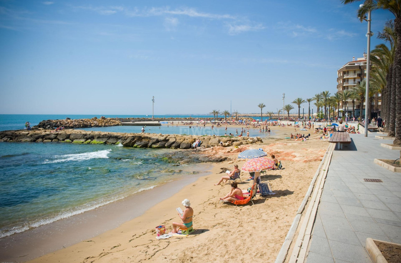 Odsprzedaż - Mieszkanie w bloku - Torrevieja - Playa del Cura
