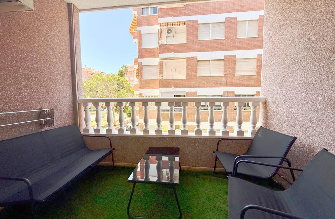 Odsprzedaż - Mieszkanie w bloku - Torrevieja - Playa del Cura