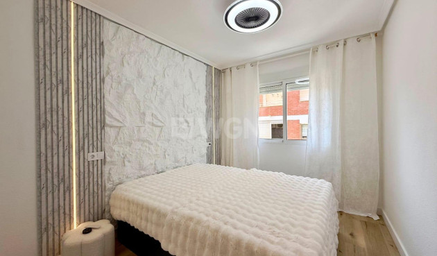 Odsprzedaż - Mieszkanie w bloku - Torrevieja - Playa del Cura