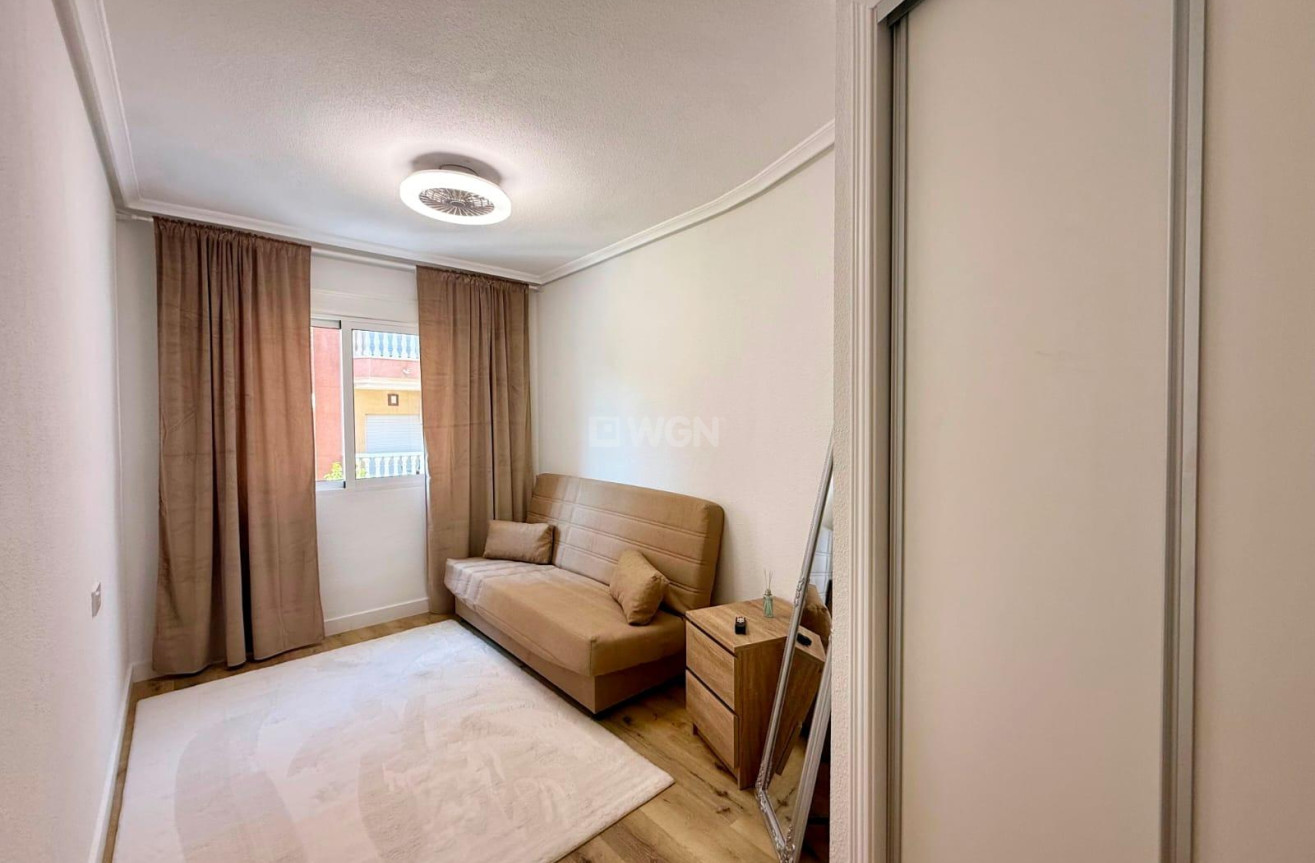 Odsprzedaż - Mieszkanie w bloku - Torrevieja - Playa del Cura